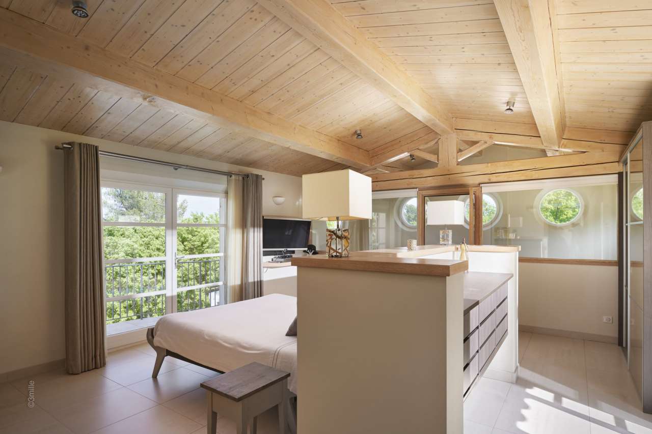 Beautifully presented and with a tastefully decorated total living area of