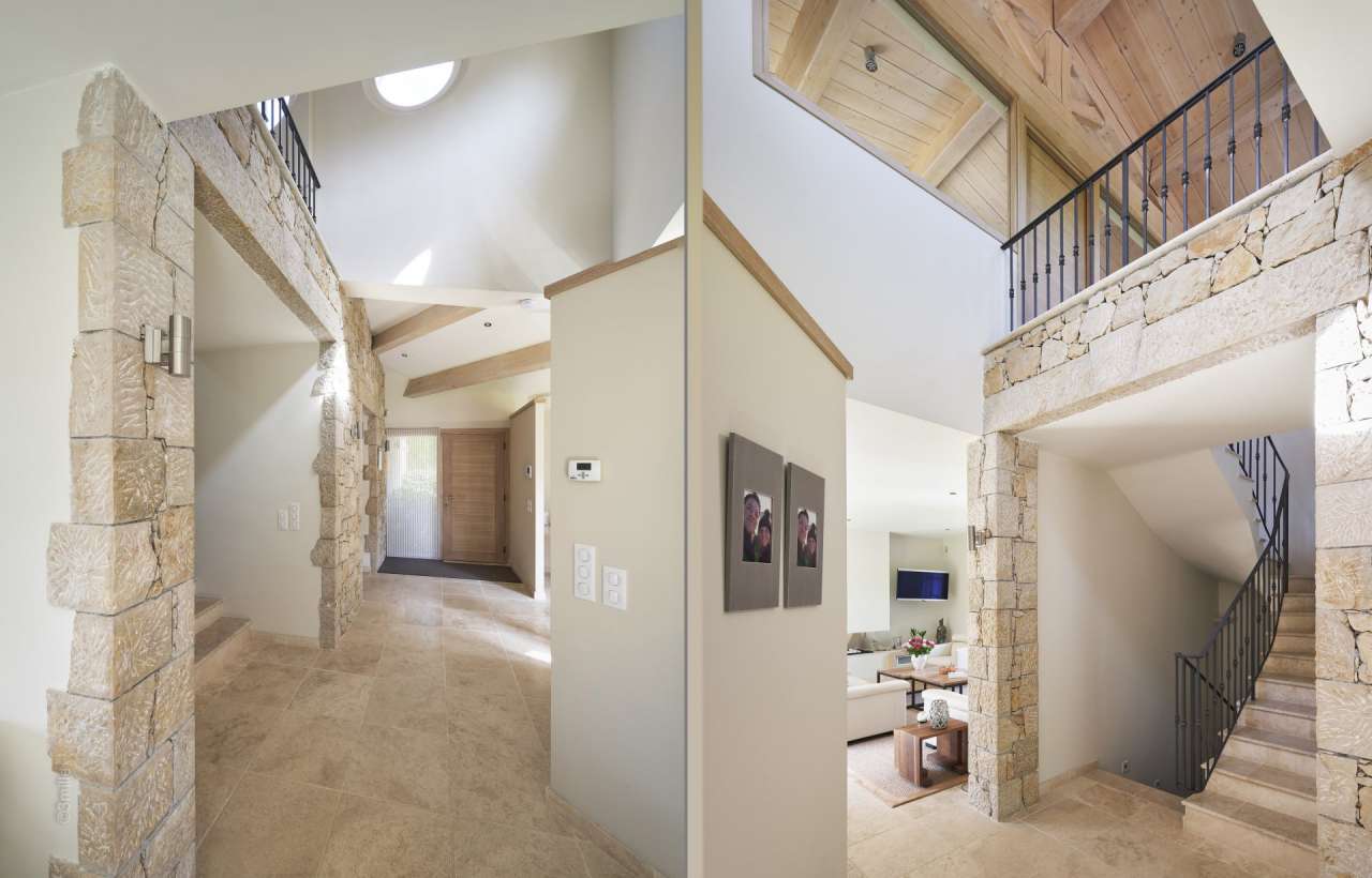 Beautifully presented and with a tastefully decorated total living area of