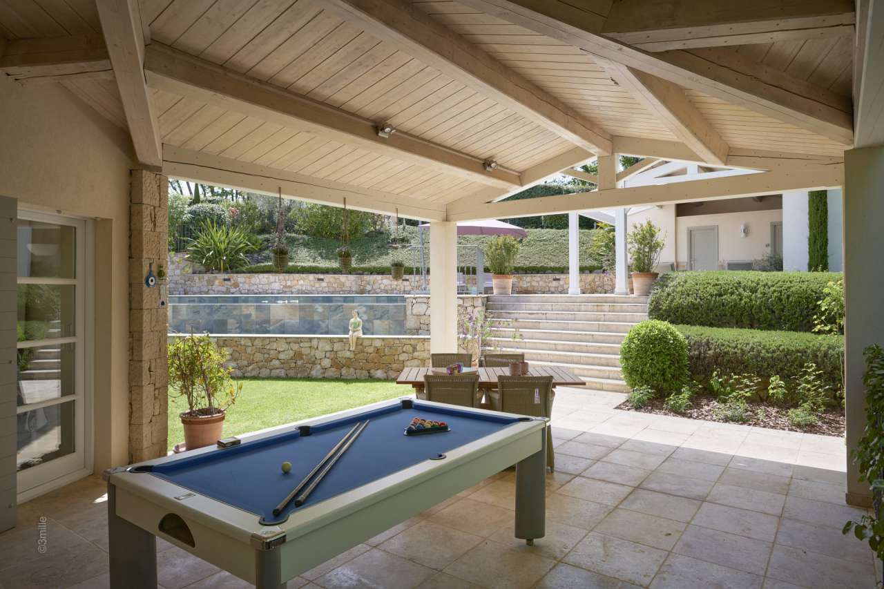 Beautifully presented and with a tastefully decorated total living area of