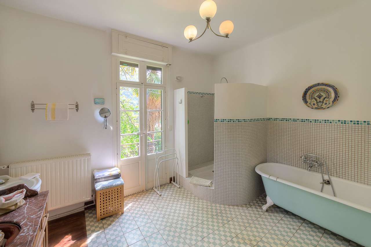 Beautiful, spacious 7 bedroom house with 3 one bedroom apartments and outbu