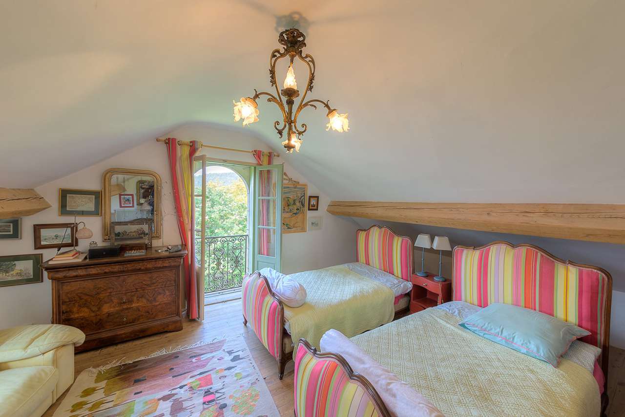 Beautiful, spacious 7 bedroom house with 3 one bedroom apartments and outbu