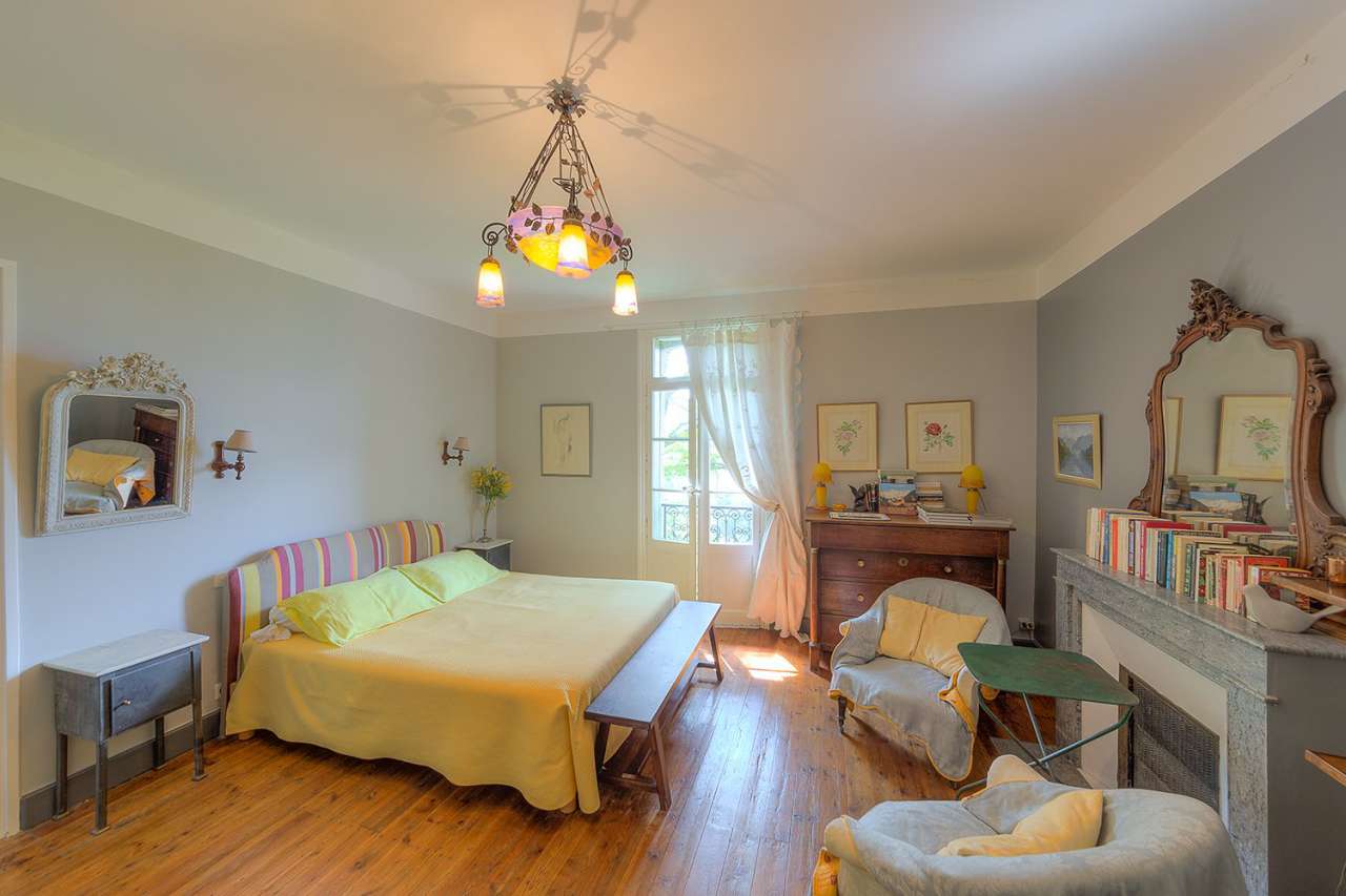 Beautiful, spacious 7 bedroom house with 3 one bedroom apartments and outbu