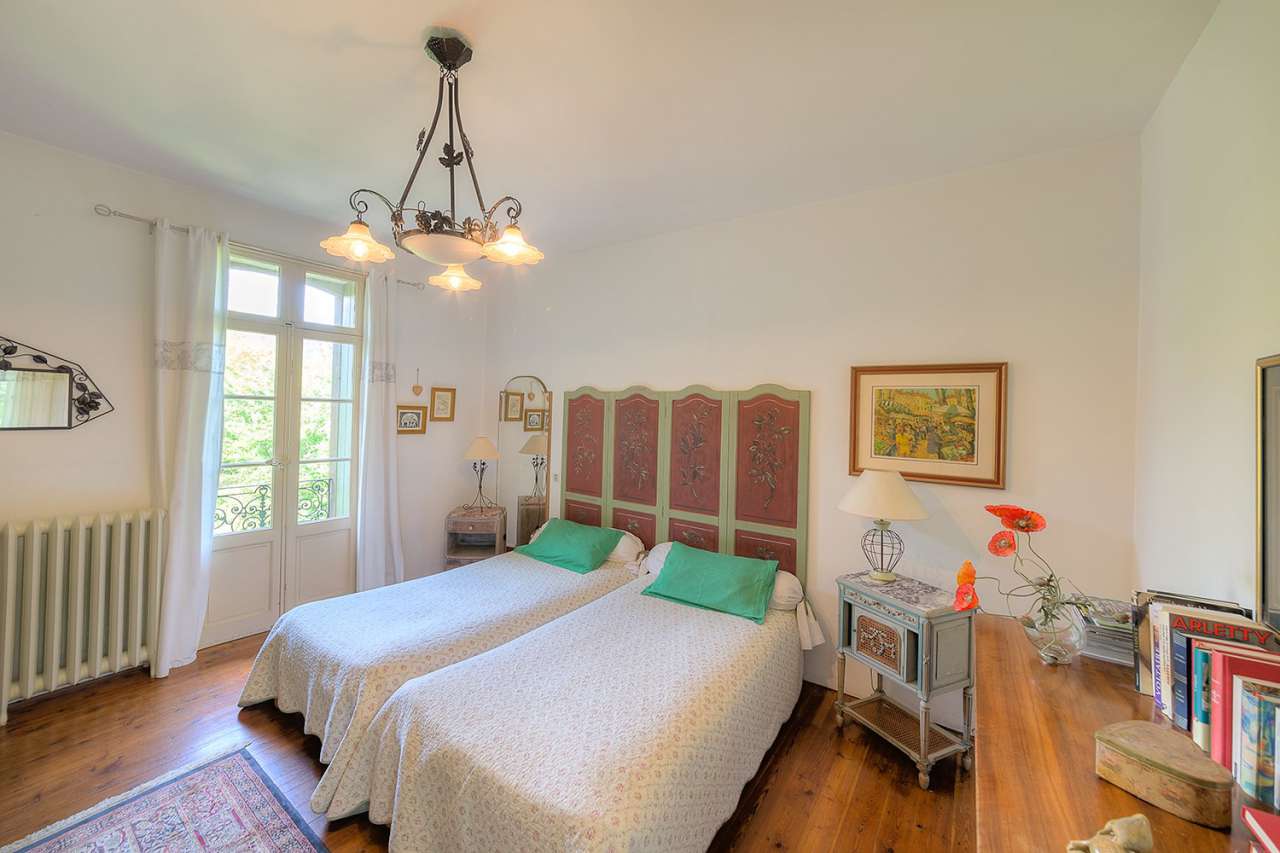 Beautiful, spacious 7 bedroom house with 3 one bedroom apartments and outbu