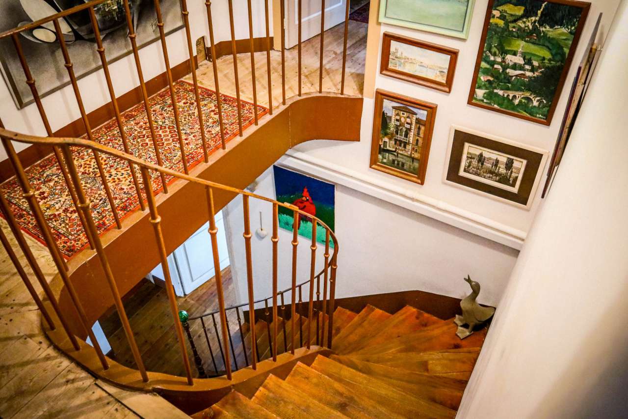 Beautiful, spacious 7 bedroom house with 3 one bedroom apartments and outbu