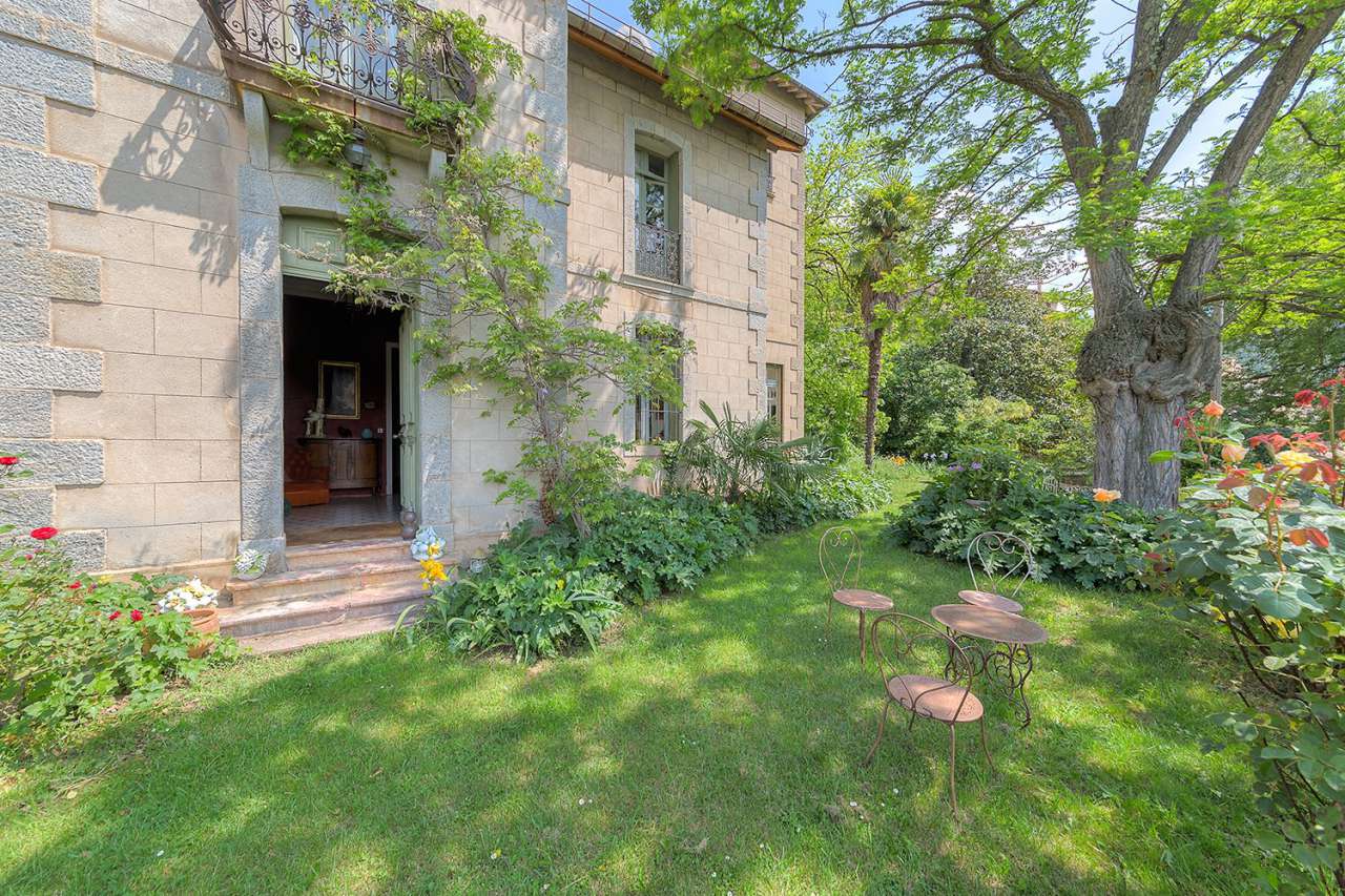 Beautiful, spacious 7 bedroom house with 3 one bedroom apartments and outbu