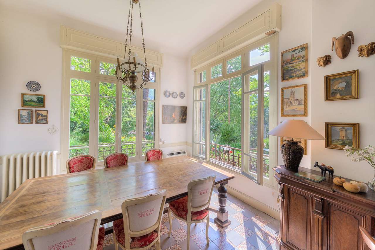 Beautiful, spacious 7 bedroom house with 3 one bedroom apartments and outbu