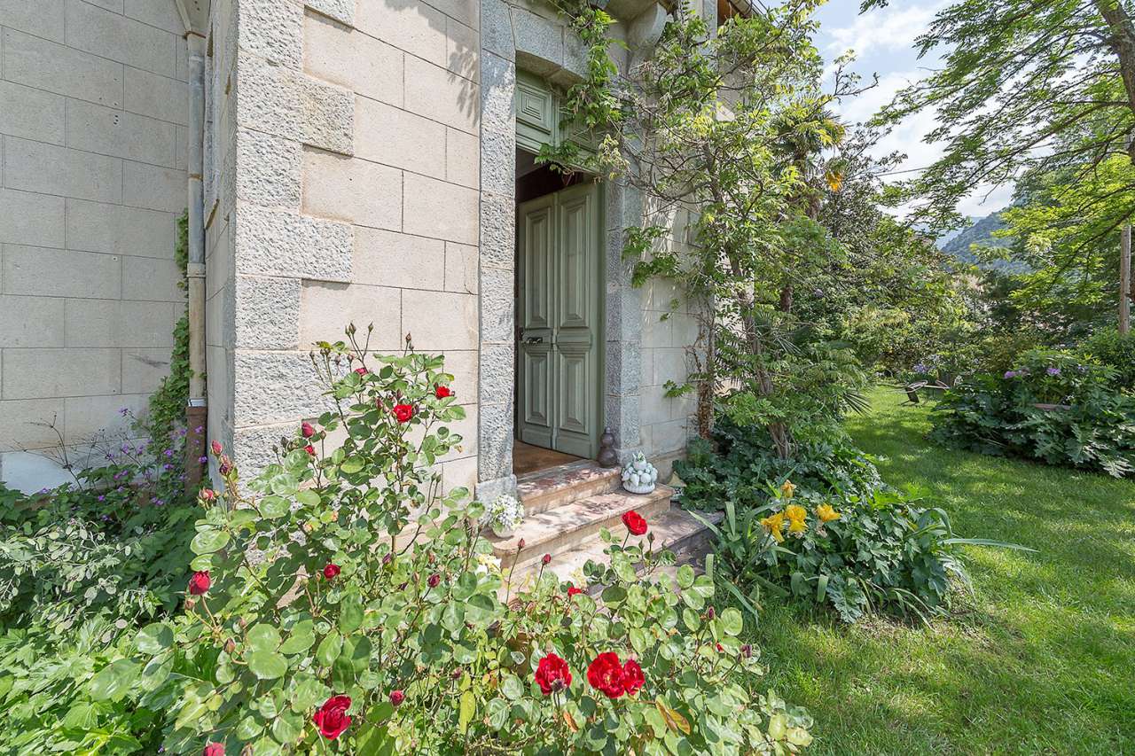 Beautiful, spacious 7 bedroom house with 3 one bedroom apartments and outbu