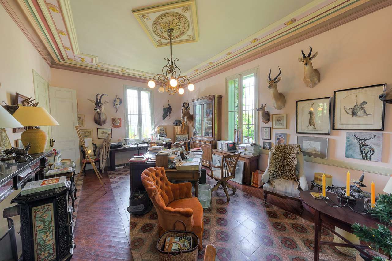 Beautiful, spacious 7 bedroom house with 3 one bedroom apartments and outbu