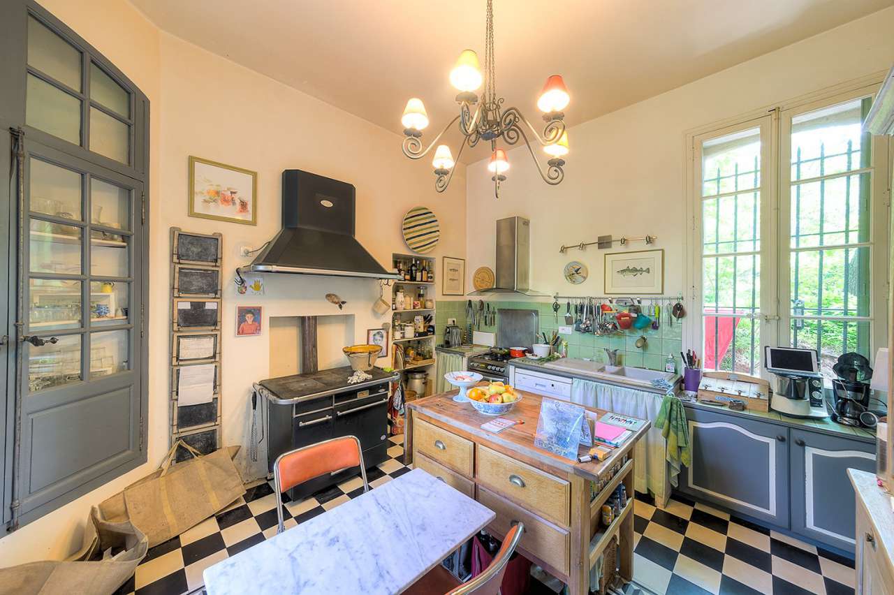 Beautiful, spacious 7 bedroom house with 3 one bedroom apartments and outbu