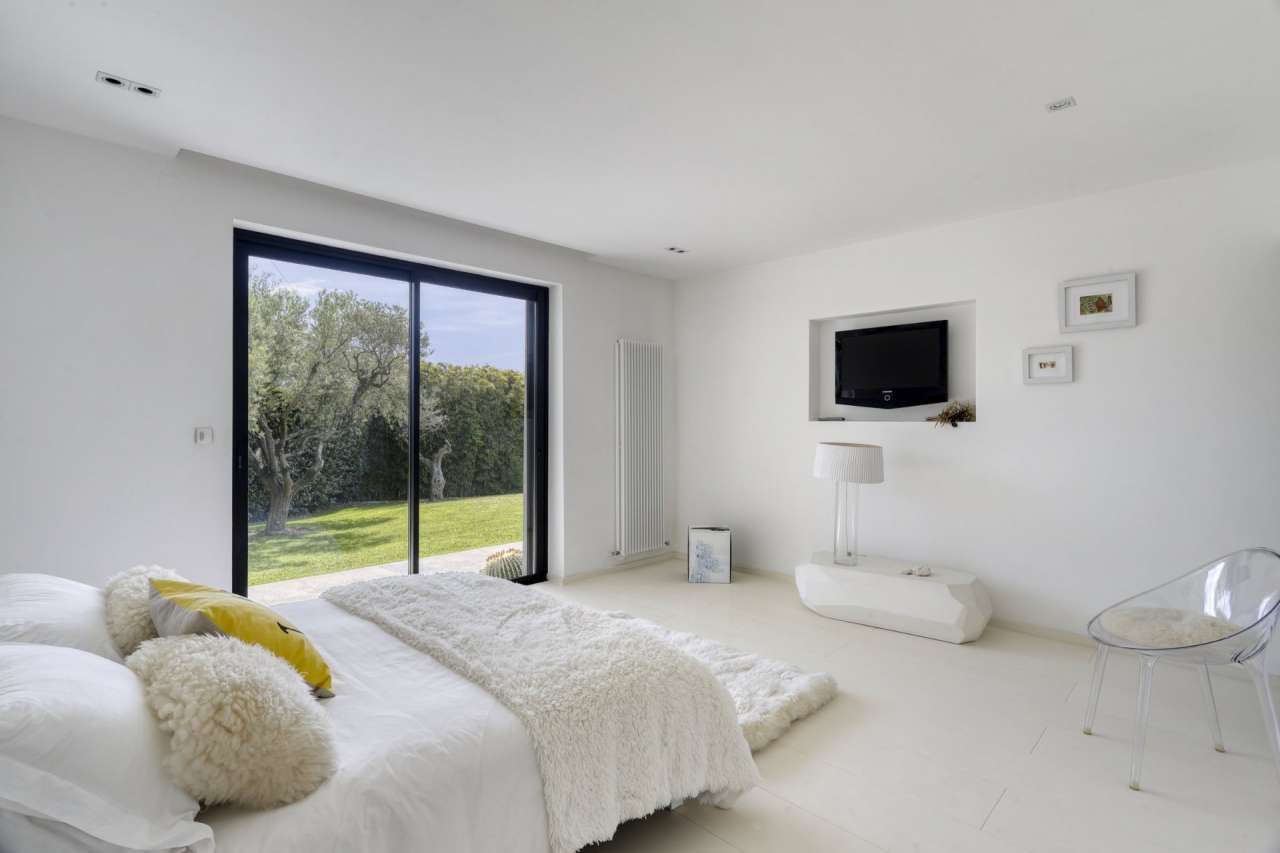 Immaculately presented and spacious 4 bedroom villa, ideally situated withi