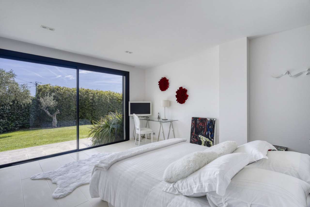 Immaculately presented and spacious 4 bedroom villa, ideally situated withi