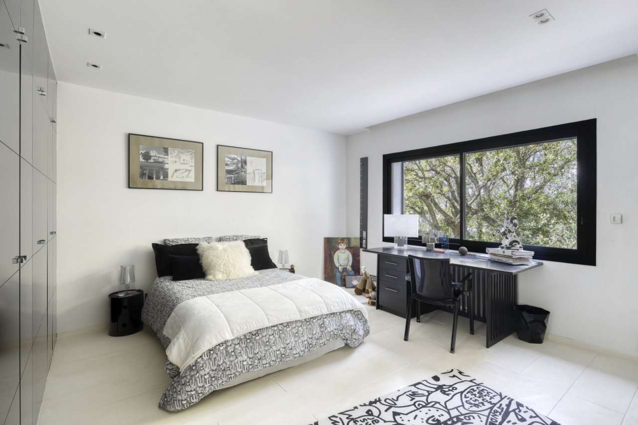 Immaculately presented and spacious 4 bedroom villa, ideally situated withi