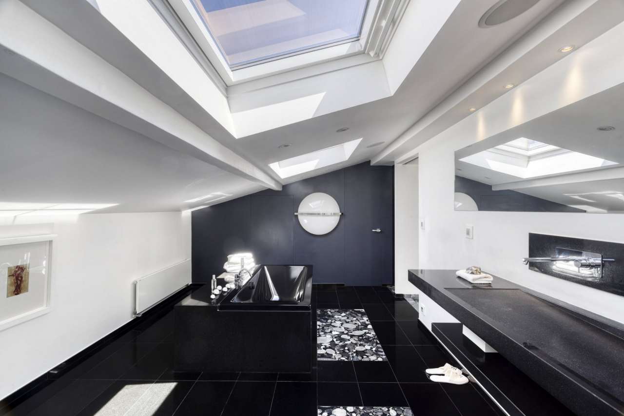 Immaculately presented and spacious 4 bedroom villa, ideally situated withi