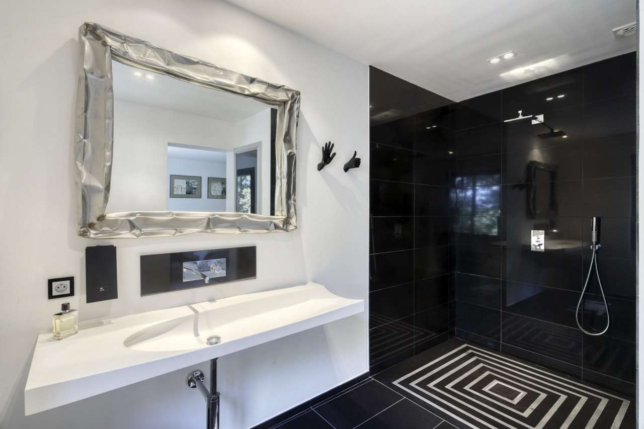 Immaculately presented and spacious 4 bedroom villa, ideally situated withi