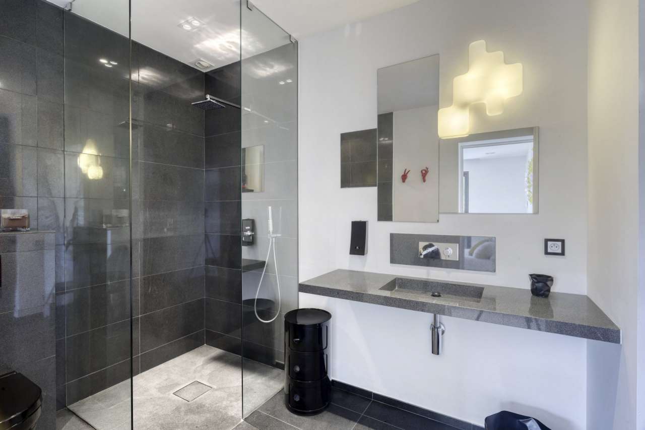 Immaculately presented and spacious 4 bedroom villa, ideally situated withi