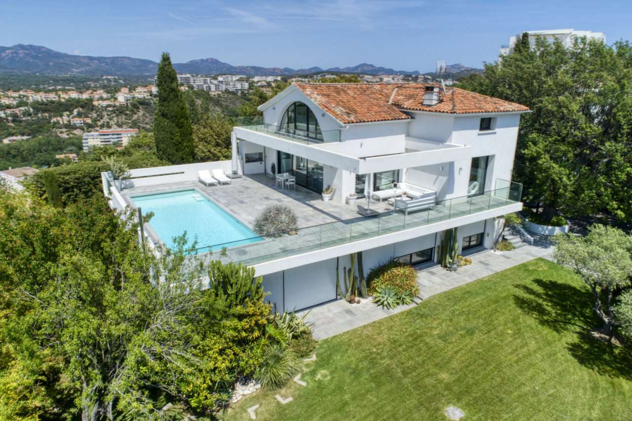 Immaculately presented and spacious 4 bedroom villa, ideally situated withi