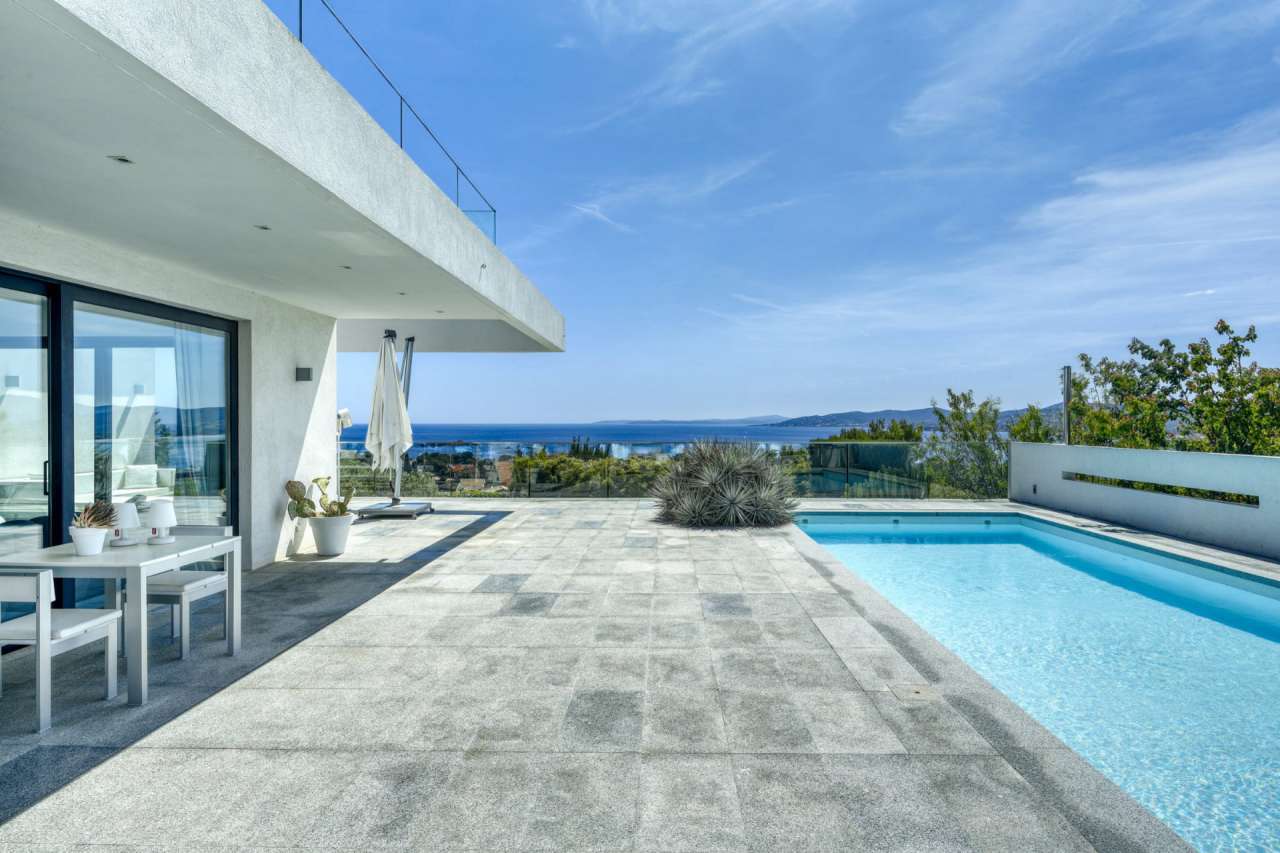 Immaculately presented and spacious 4 bedroom villa, ideally situated withi