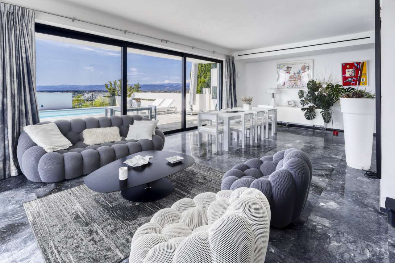 Immaculately presented and spacious 4 bedroom villa, ideally situated withi