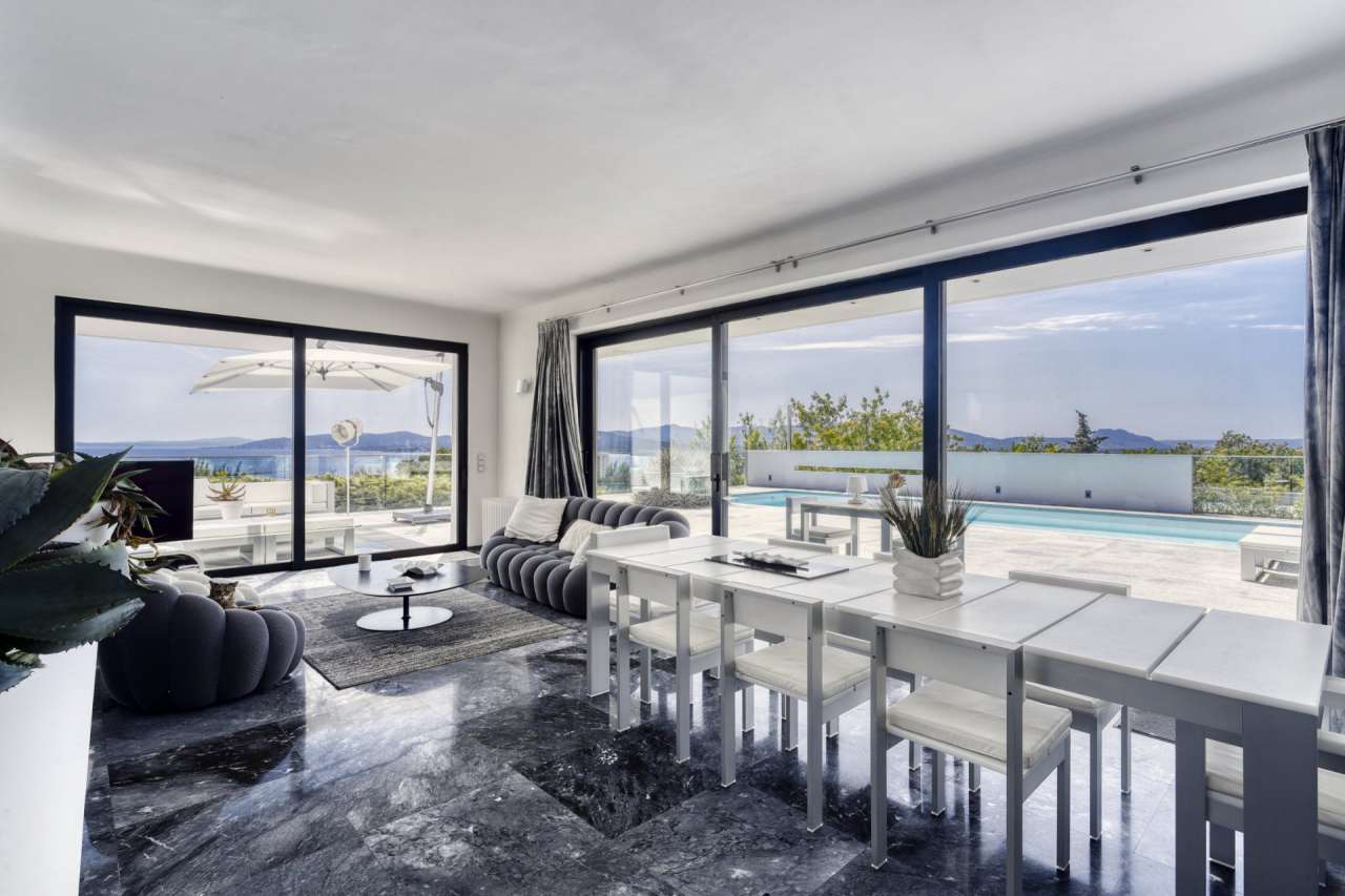 Immaculately presented and spacious 4 bedroom villa, ideally situated withi