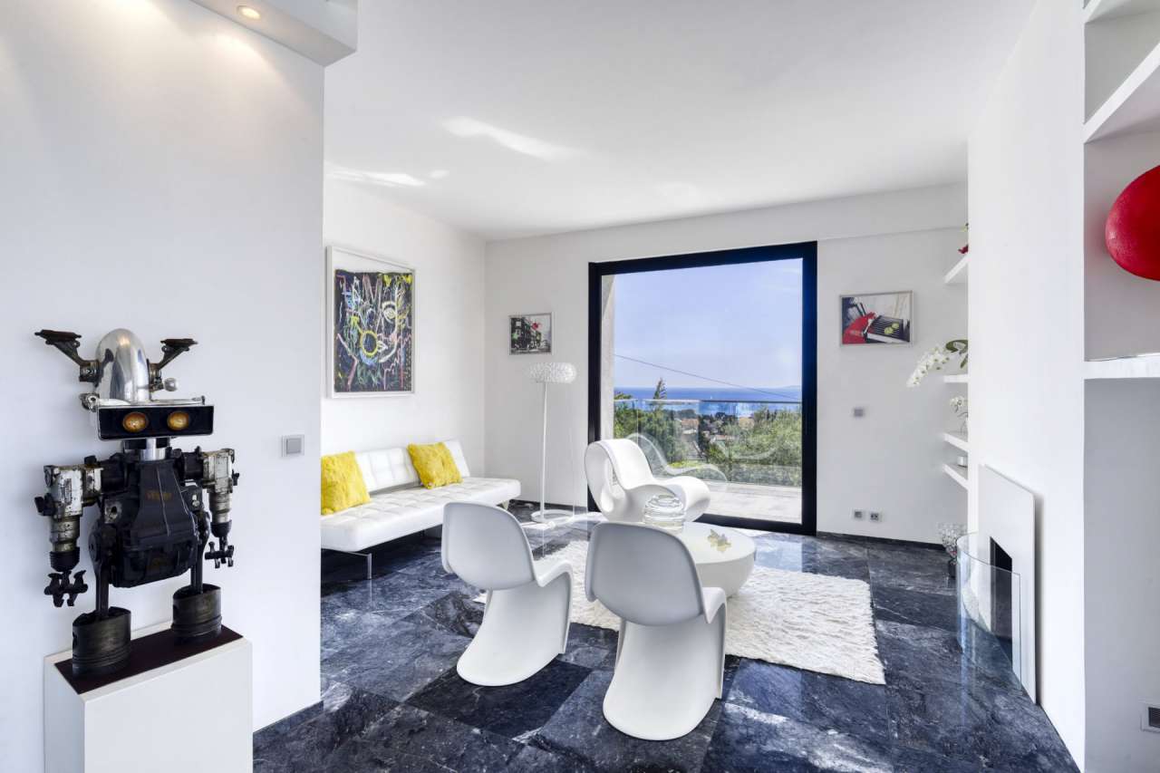 Immaculately presented and spacious 4 bedroom villa, ideally situated withi