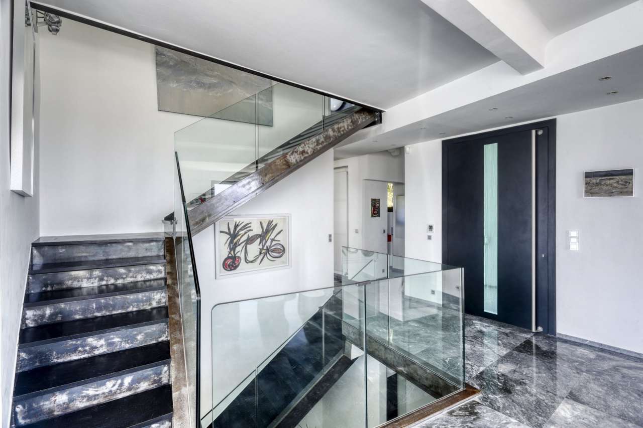 Immaculately presented and spacious 4 bedroom villa, ideally situated withi