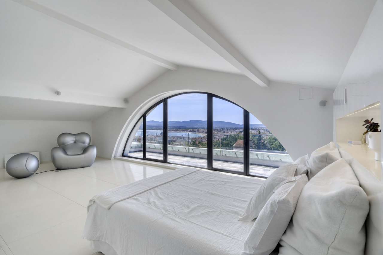 Immaculately presented and spacious 4 bedroom villa, ideally situated withi