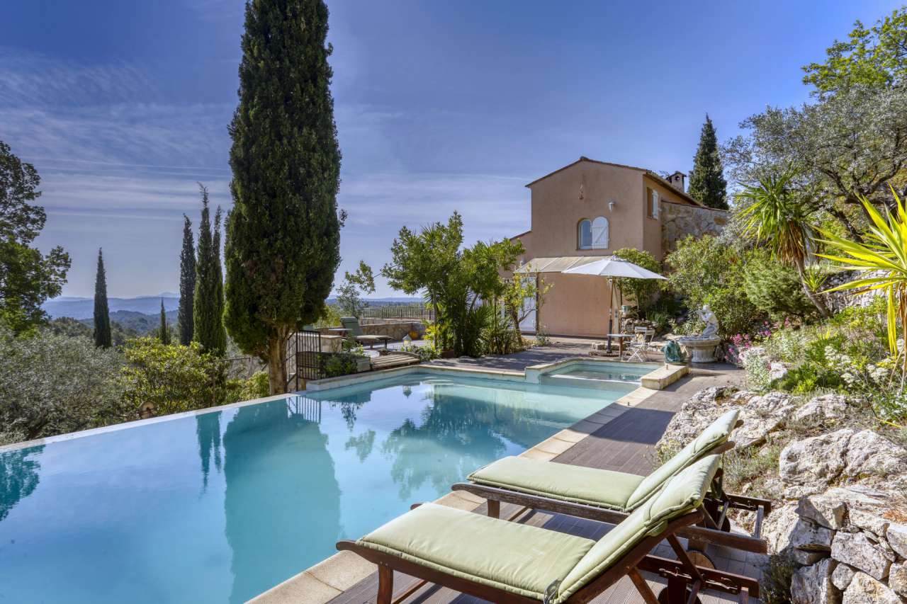 Beautiful 3 bedroom hillside farmhouse, ideally situated in a quiet setting