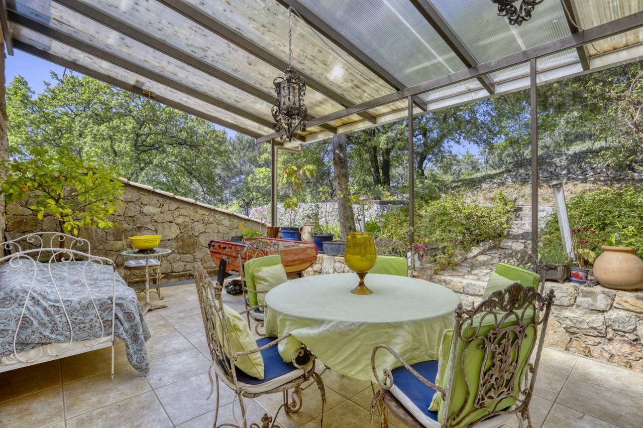 Beautiful 3 bedroom hillside farmhouse, ideally situated in a quiet setting