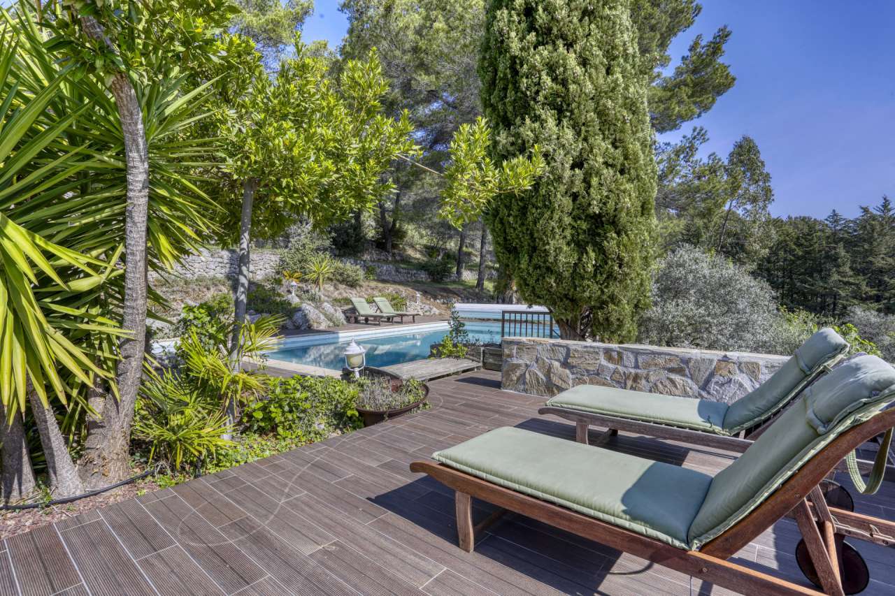 Beautiful 3 bedroom hillside farmhouse, ideally situated in a quiet setting