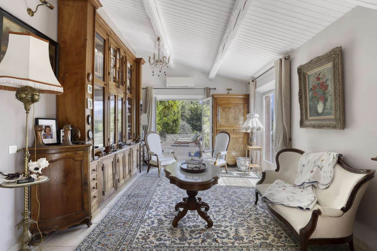 Beautiful 3 bedroom hillside farmhouse, ideally situated in a quiet setting