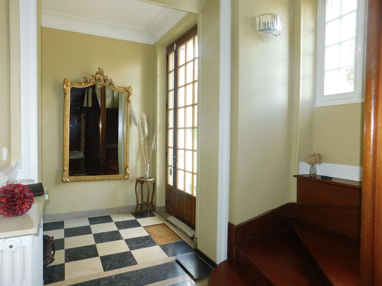 Located close to Limoges within a quiet setting in Cussac, right in the hea