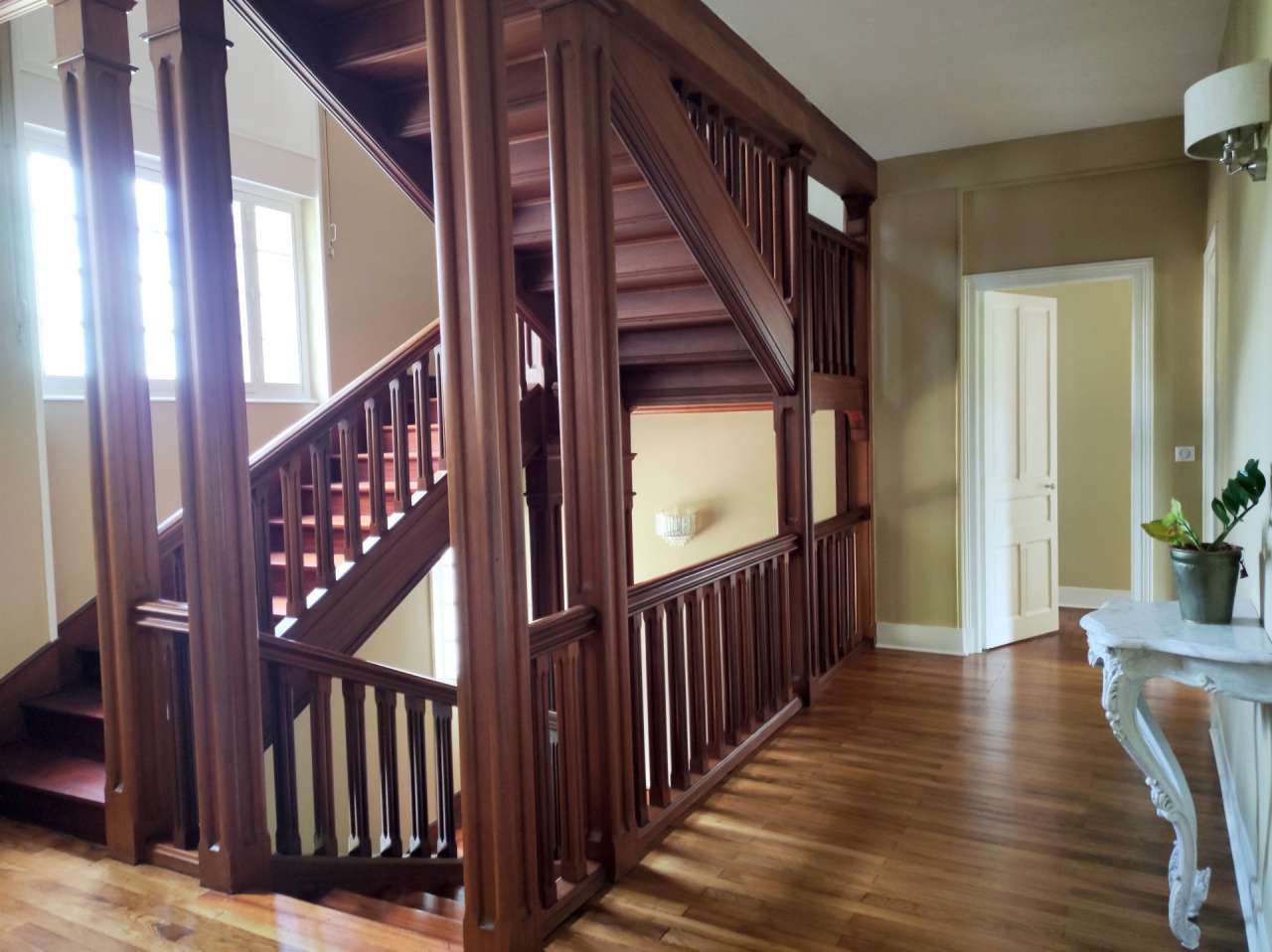 Located close to Limoges within a quiet setting in Cussac, right in the hea