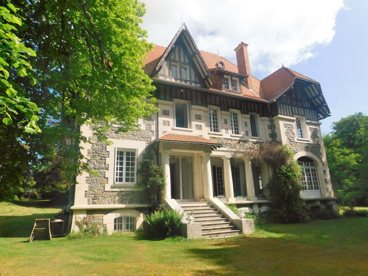 Located close to Limoges within a quiet setting in Cussac, right in the hea