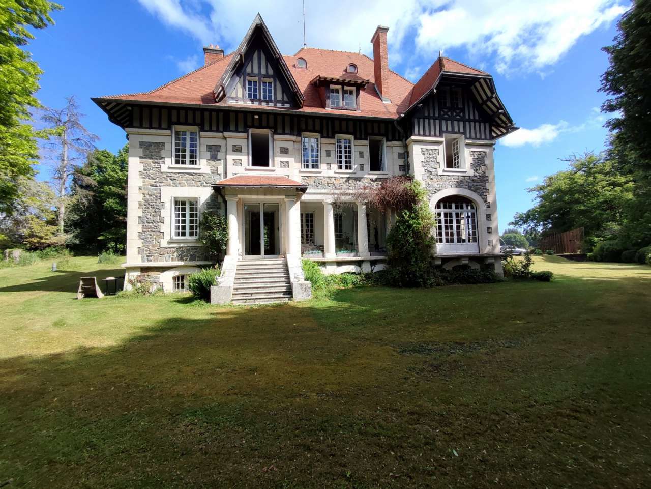 Located close to Limoges within a quiet setting in Cussac, right in the hea