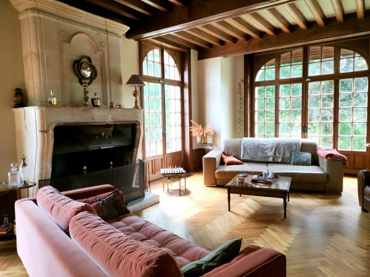 Located close to Limoges within a quiet setting in Cussac, right in the hea