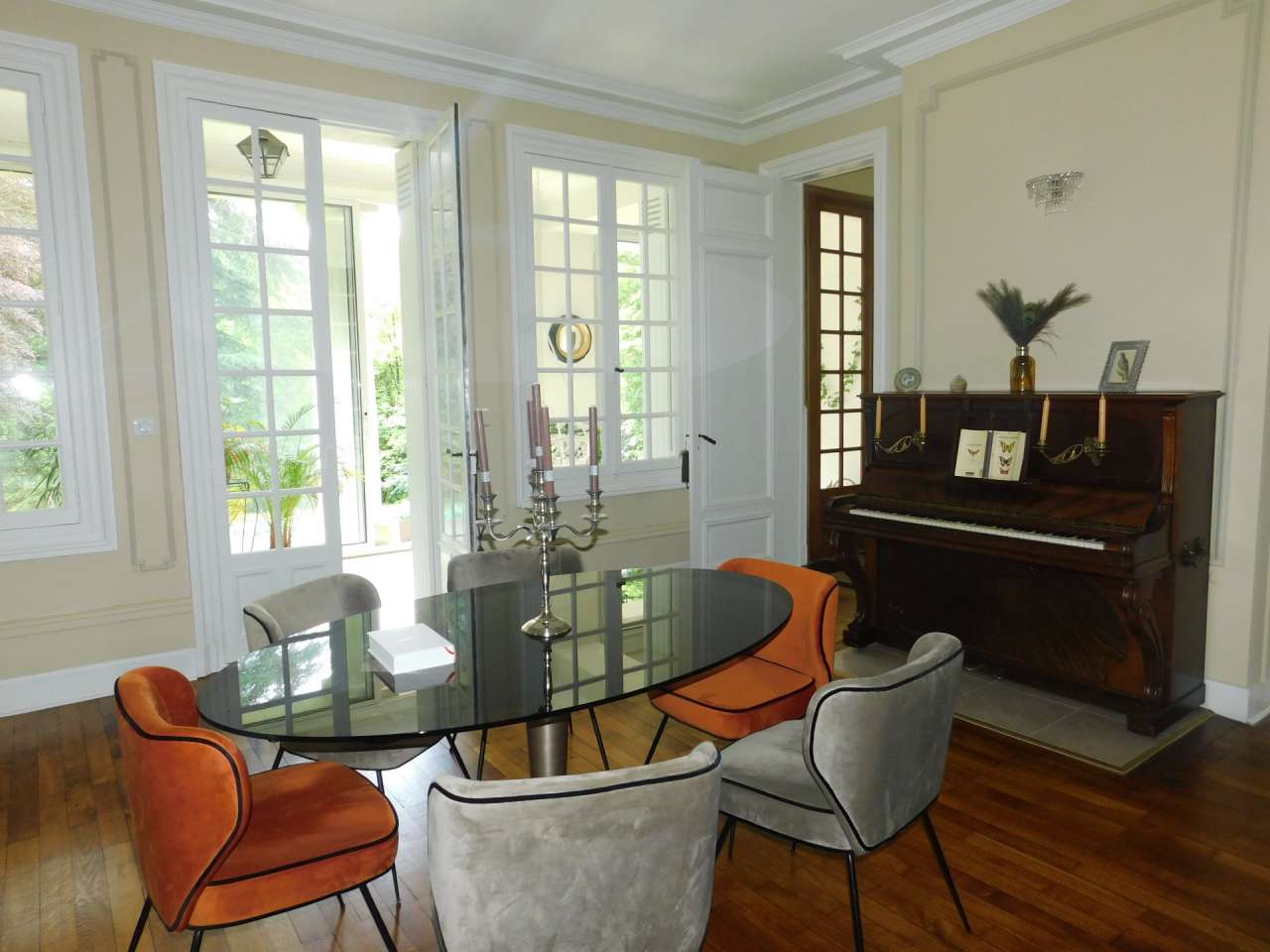 Located close to Limoges within a quiet setting in Cussac, right in the hea