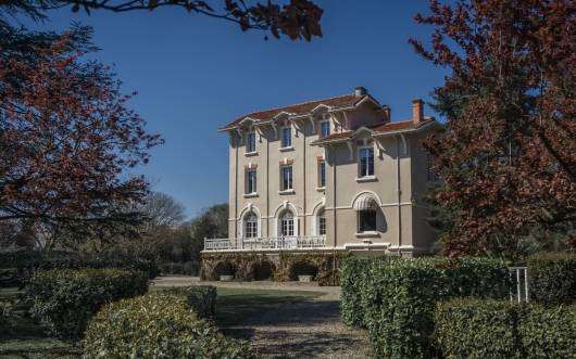 Full of character and charm, this spacious and historic 11th century chatea