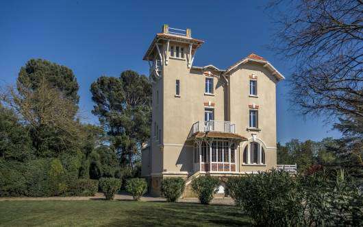 Full of character and charm, this spacious and historic 11th century chatea