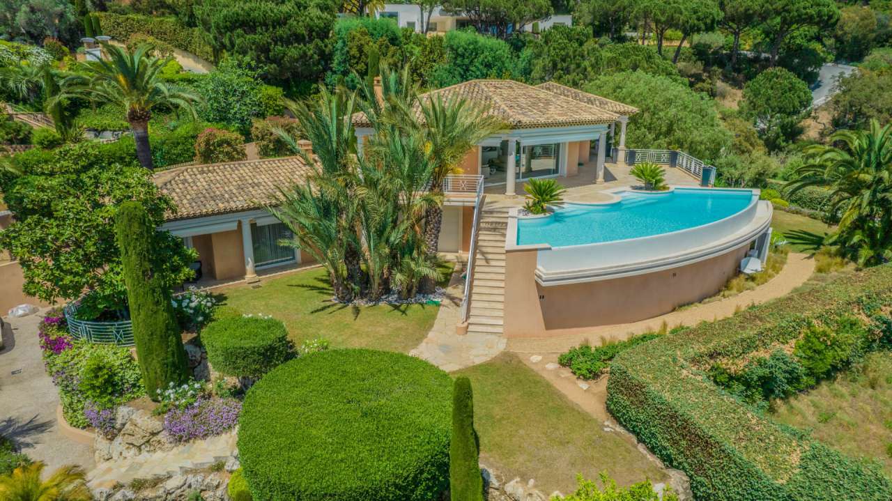 Absolutely exceptional 5 bedroom luxury villa with expansive pool, nestling
