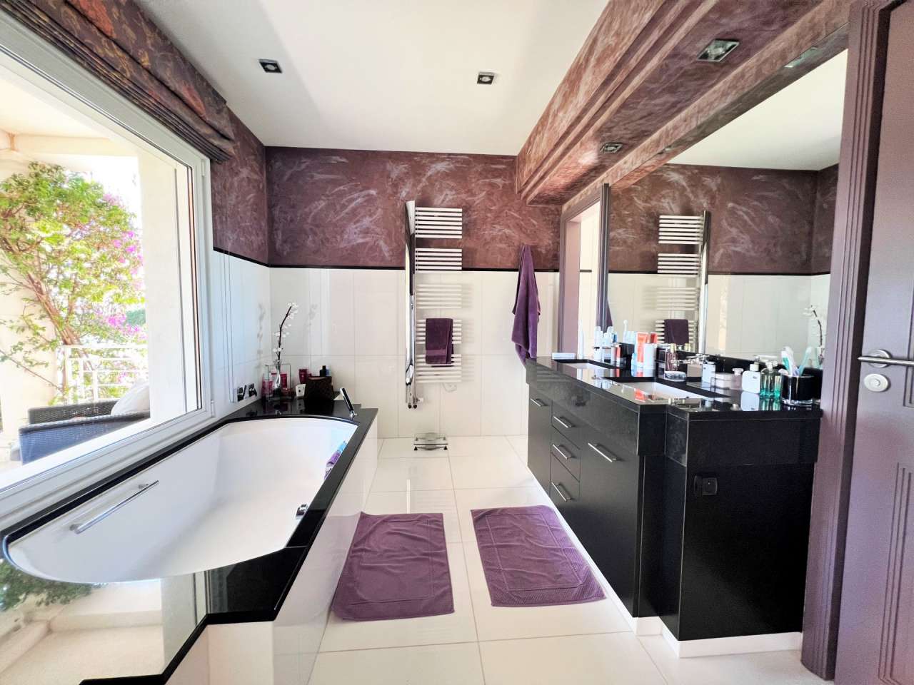 Absolutely exceptional 5 bedroom luxury villa with expansive pool, nestling