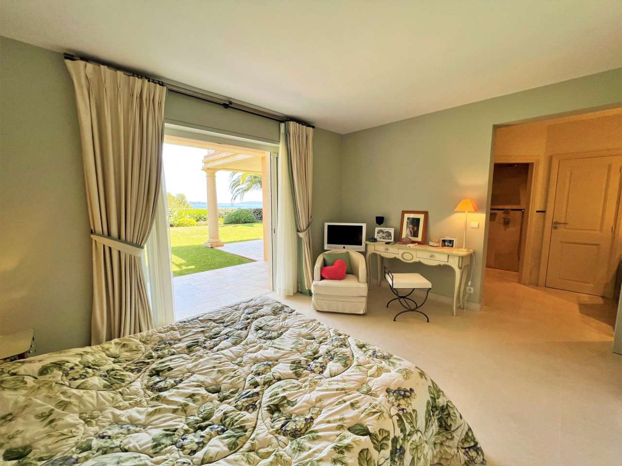 Absolutely exceptional 5 bedroom luxury villa with expansive pool, nestling