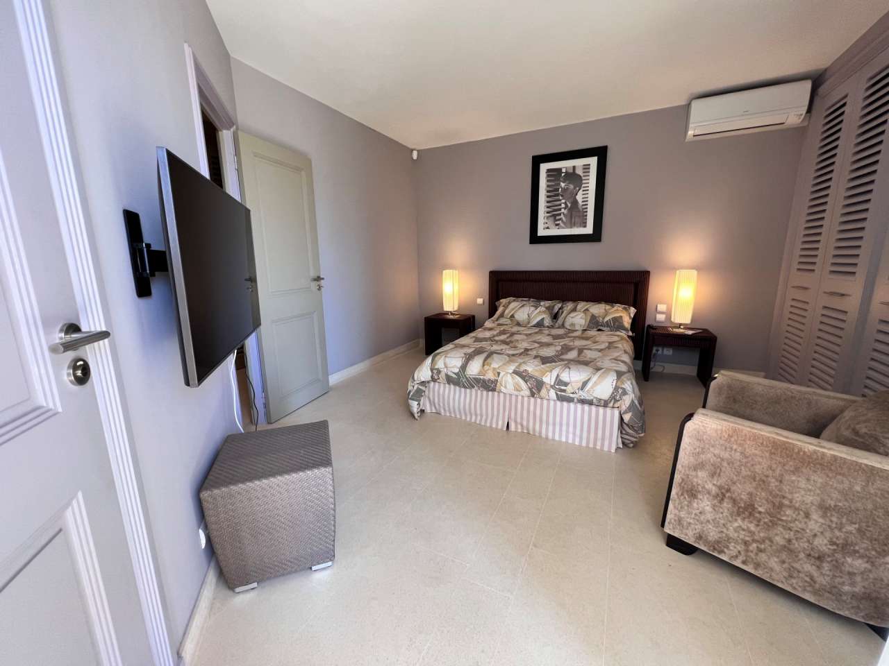 Absolutely exceptional 5 bedroom luxury villa with expansive pool, nestling