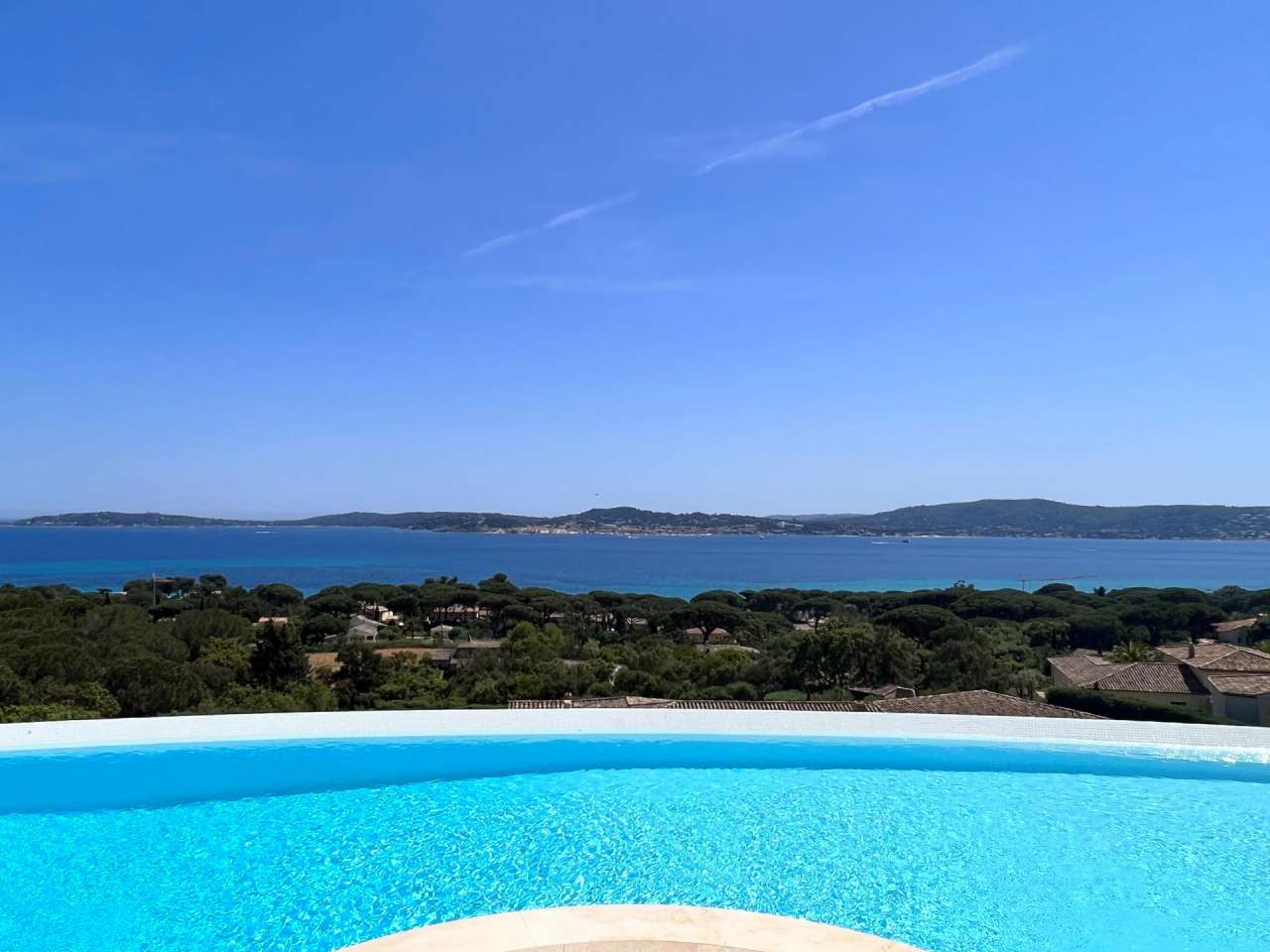 Absolutely exceptional 5 bedroom luxury villa with expansive pool, nestling