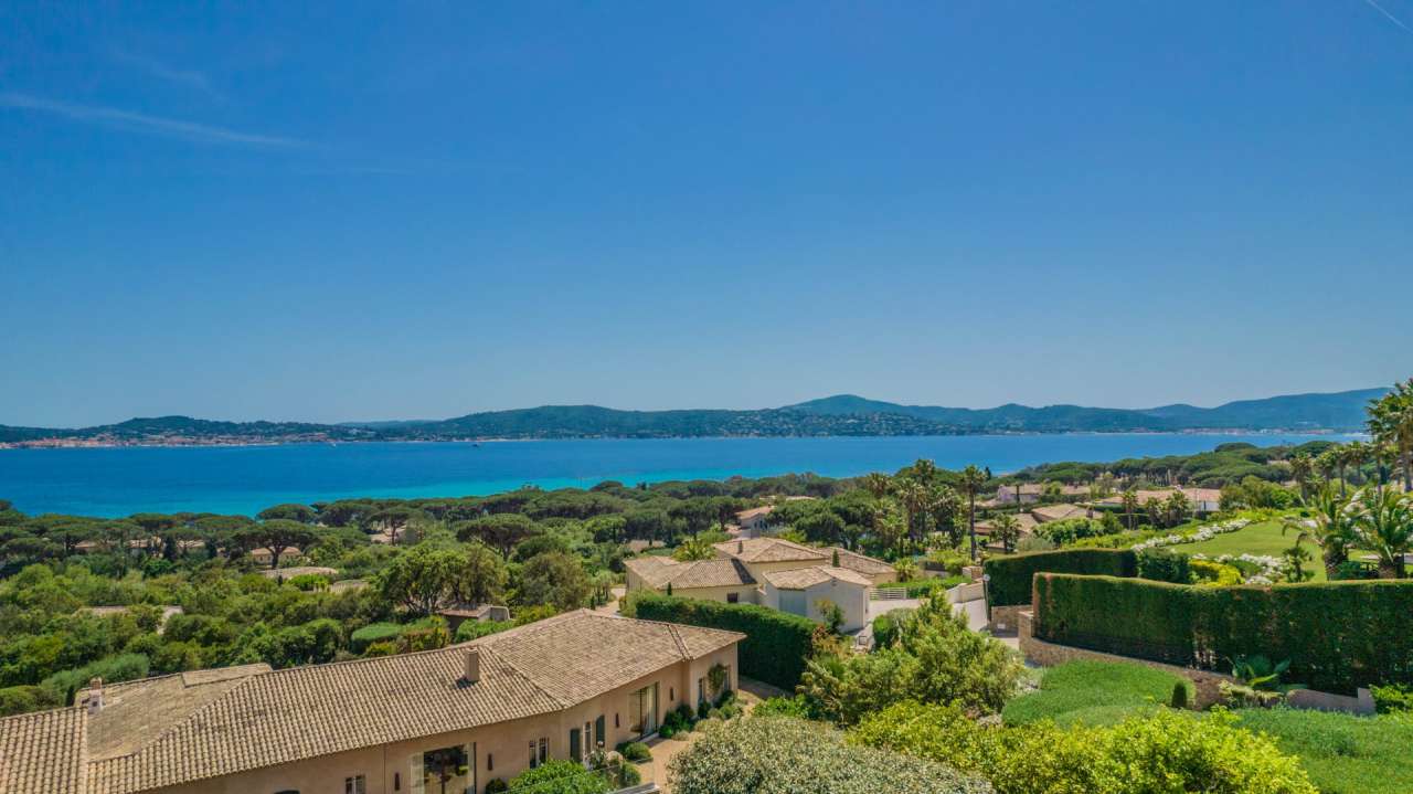 Absolutely exceptional 5 bedroom luxury villa with expansive pool, nestling