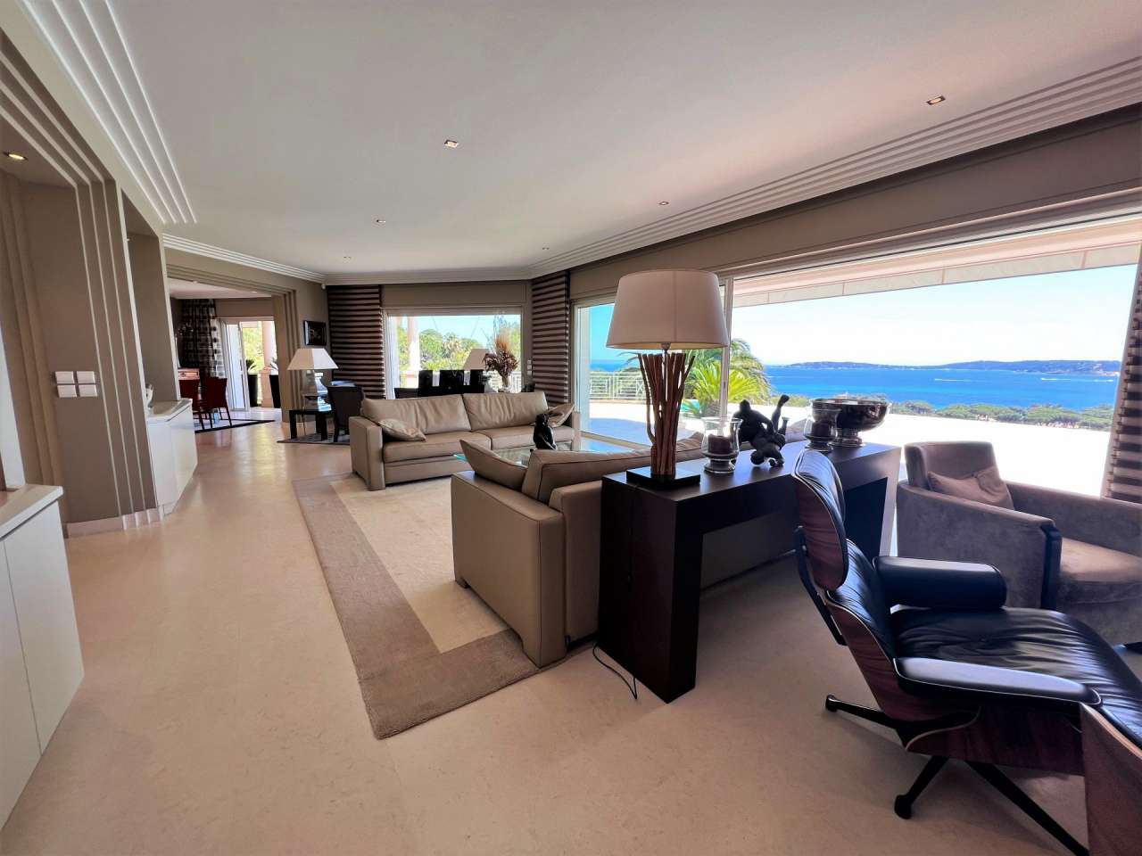 Absolutely exceptional 5 bedroom luxury villa with expansive pool, nestling