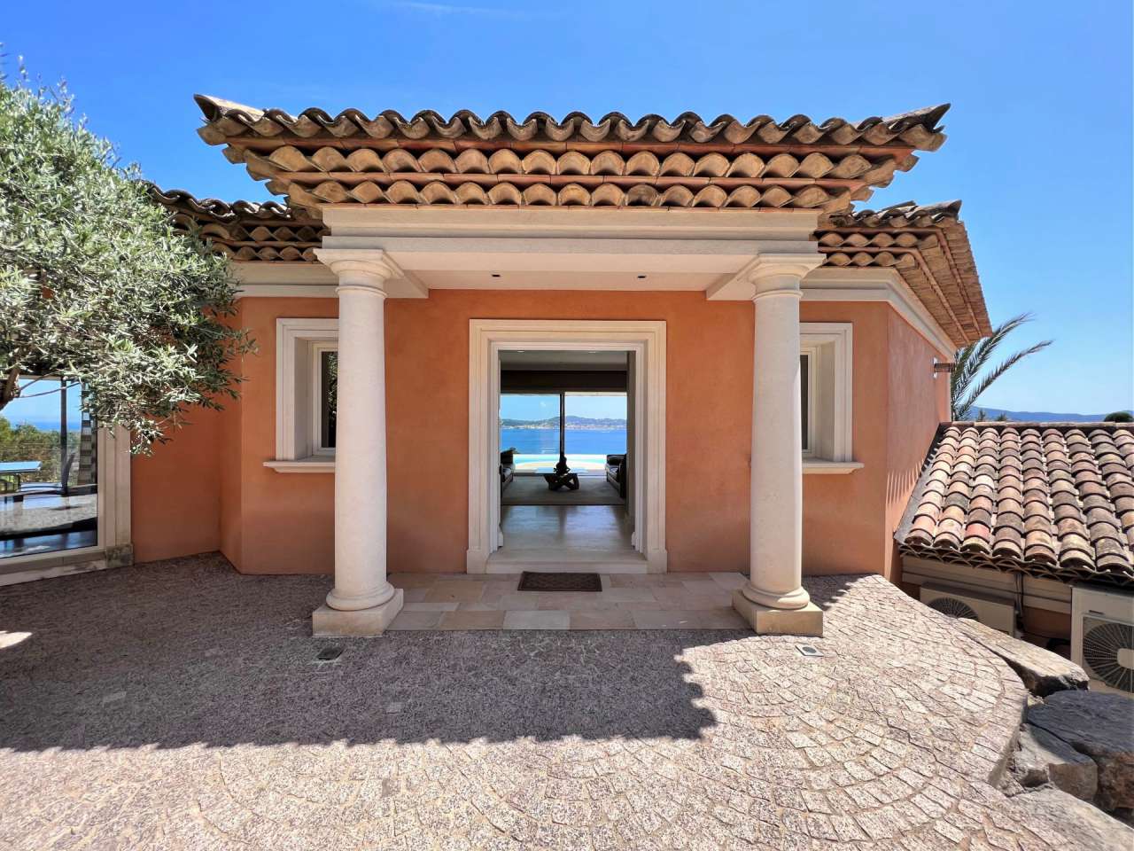 Absolutely exceptional 5 bedroom luxury villa with expansive pool, nestling