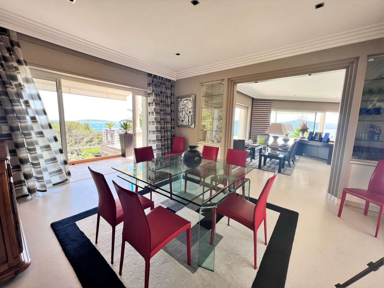 Absolutely exceptional 5 bedroom luxury villa with expansive pool, nestling