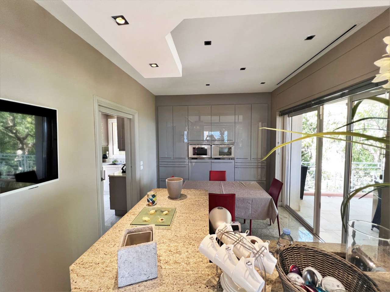 Absolutely exceptional 5 bedroom luxury villa with expansive pool, nestling