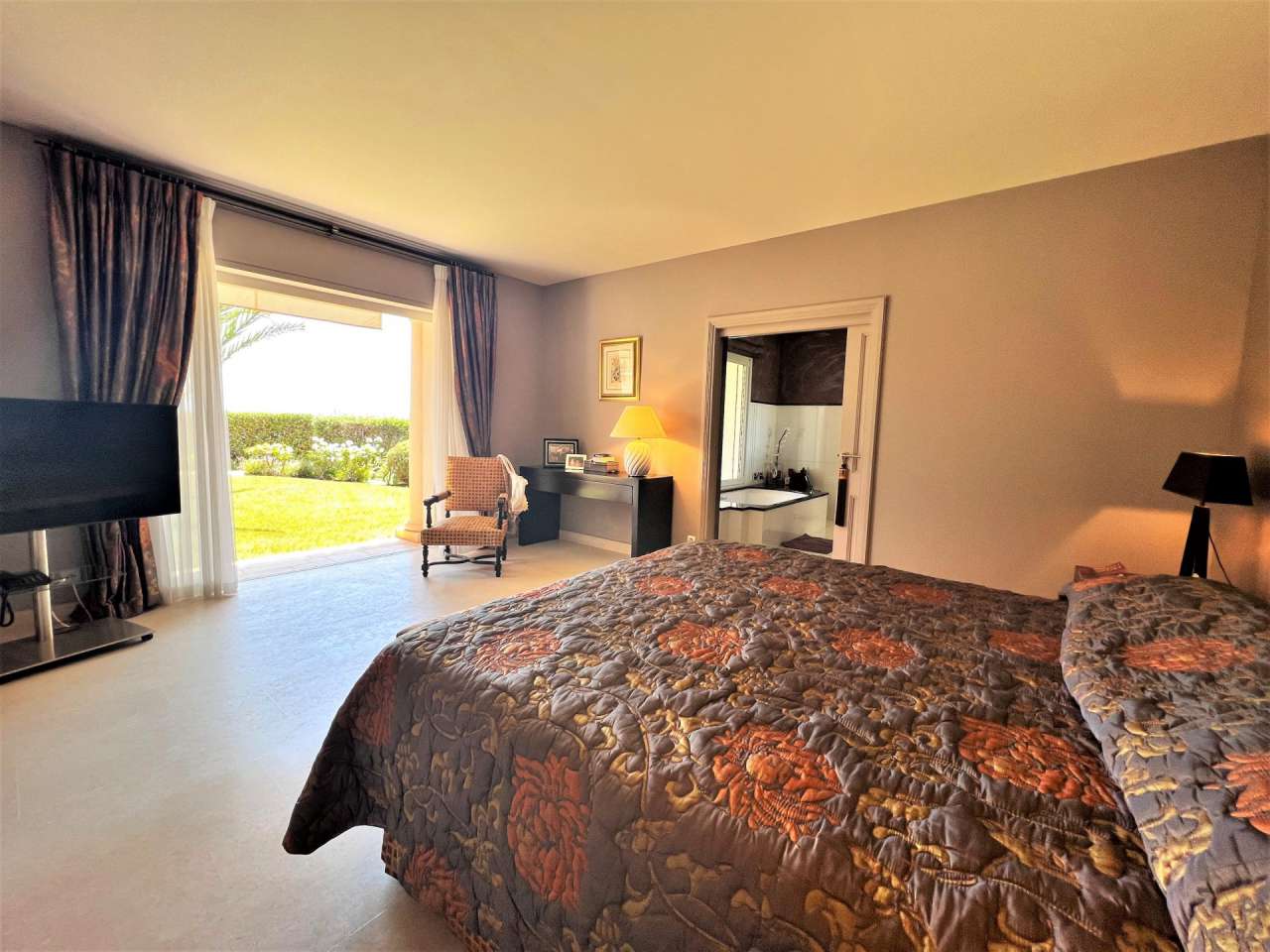 Absolutely exceptional 5 bedroom luxury villa with expansive pool, nestling