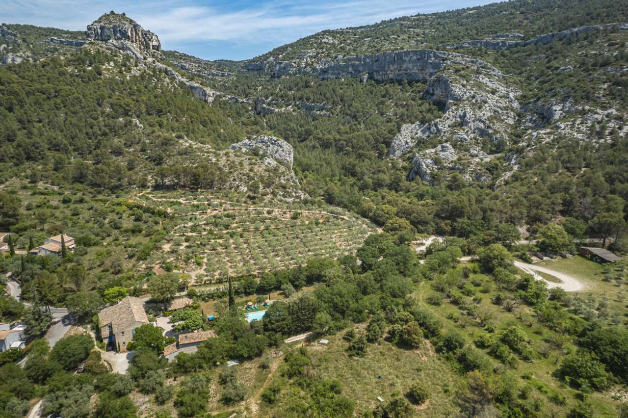 Superb 10 bedroom stone built property, ideally situated within a quiet and